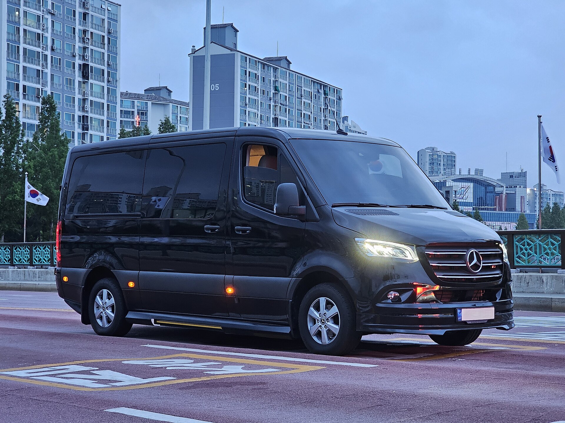 Zwarte Mercedes-Benz Sprinter Executive met getinte panoramaramen